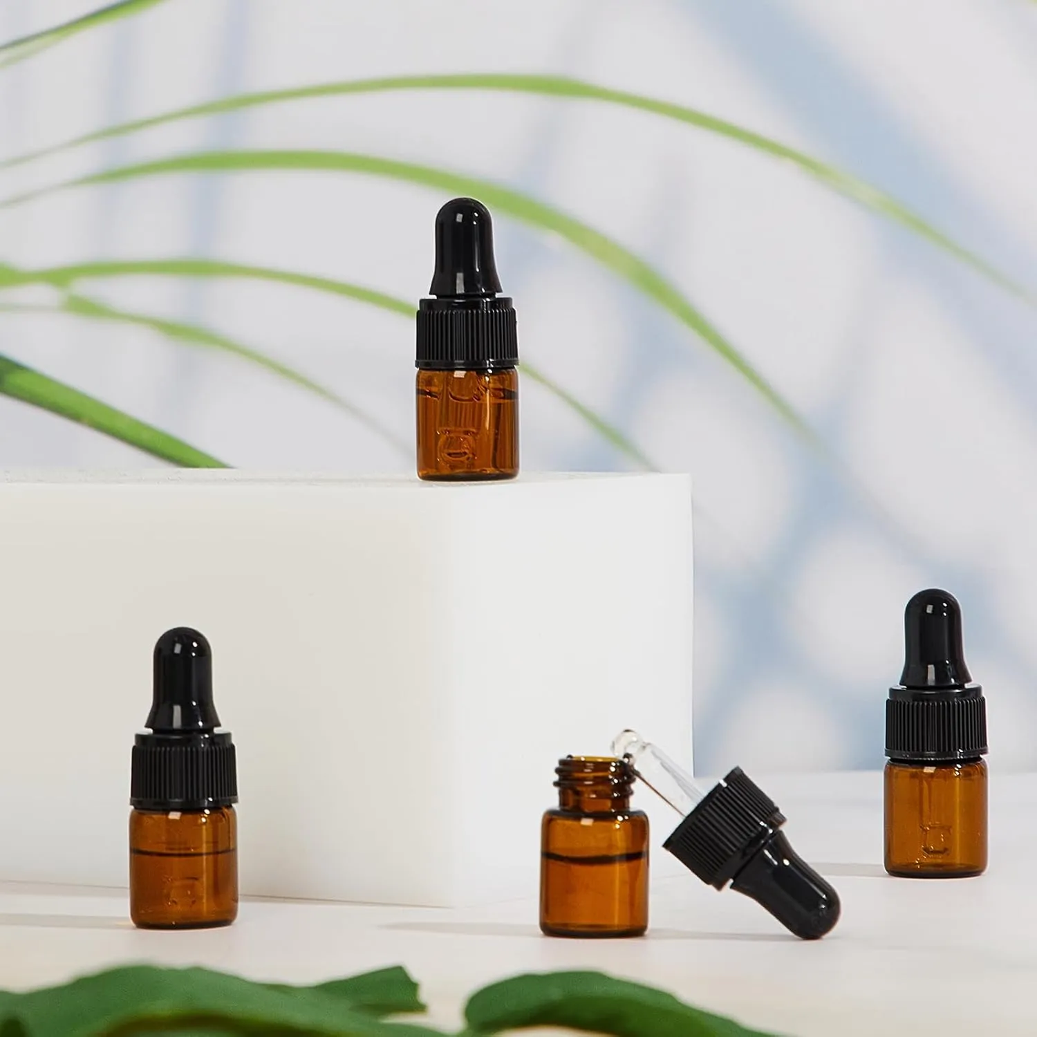 200 Pcs Mini Glass Dropper Bottles Mini Sample Bottles Small Sample Vials with Lid for Traveling Essential Oils Cosmetic Liquid Perfume(2 ml,Amber)
