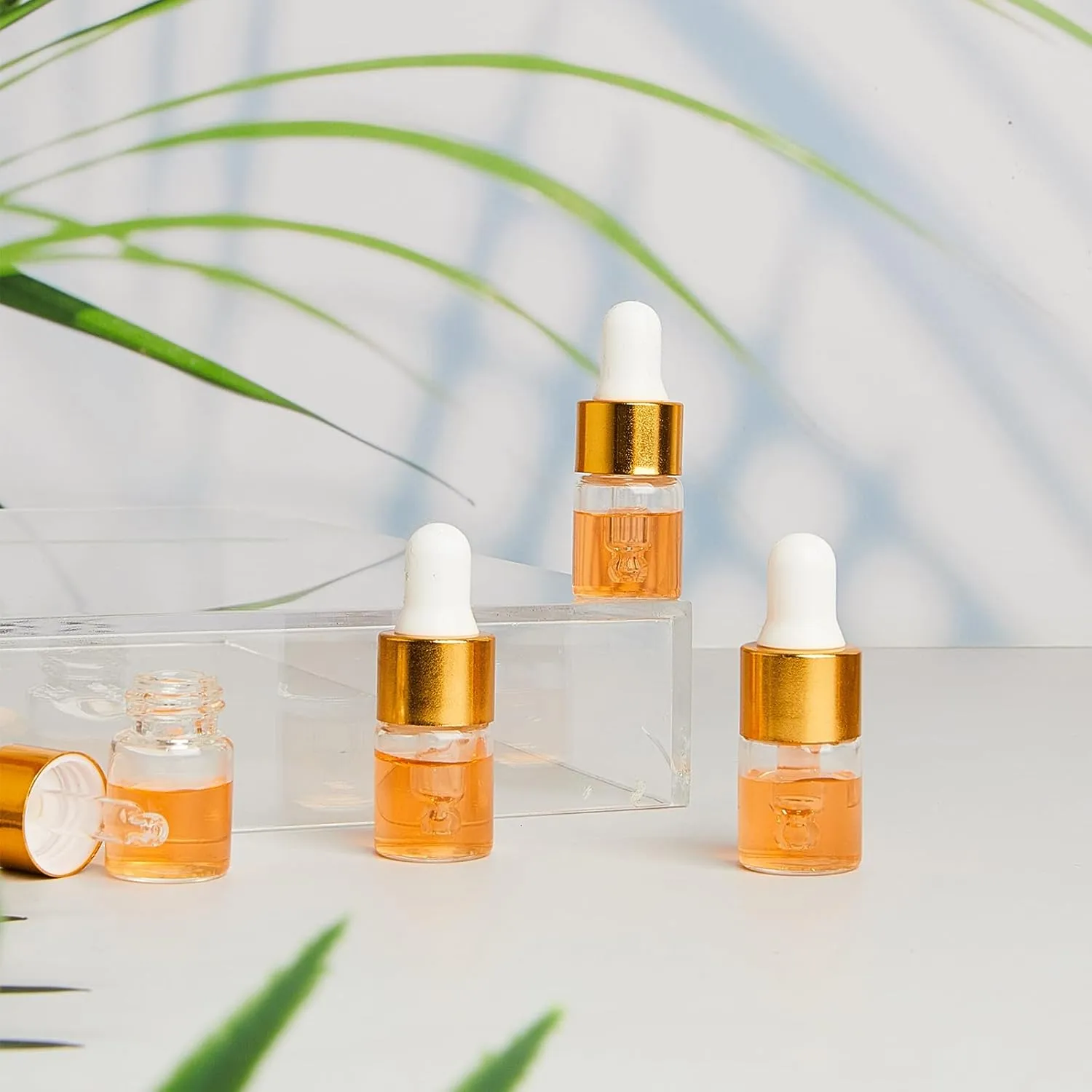 200 Pcs Mini Glass Dropper Bottles Mini Sample Bottles Small Sample Vials with Lid for Traveling Essential Oils Cosmetic Liquid Perfume(2 ml,Gold)
