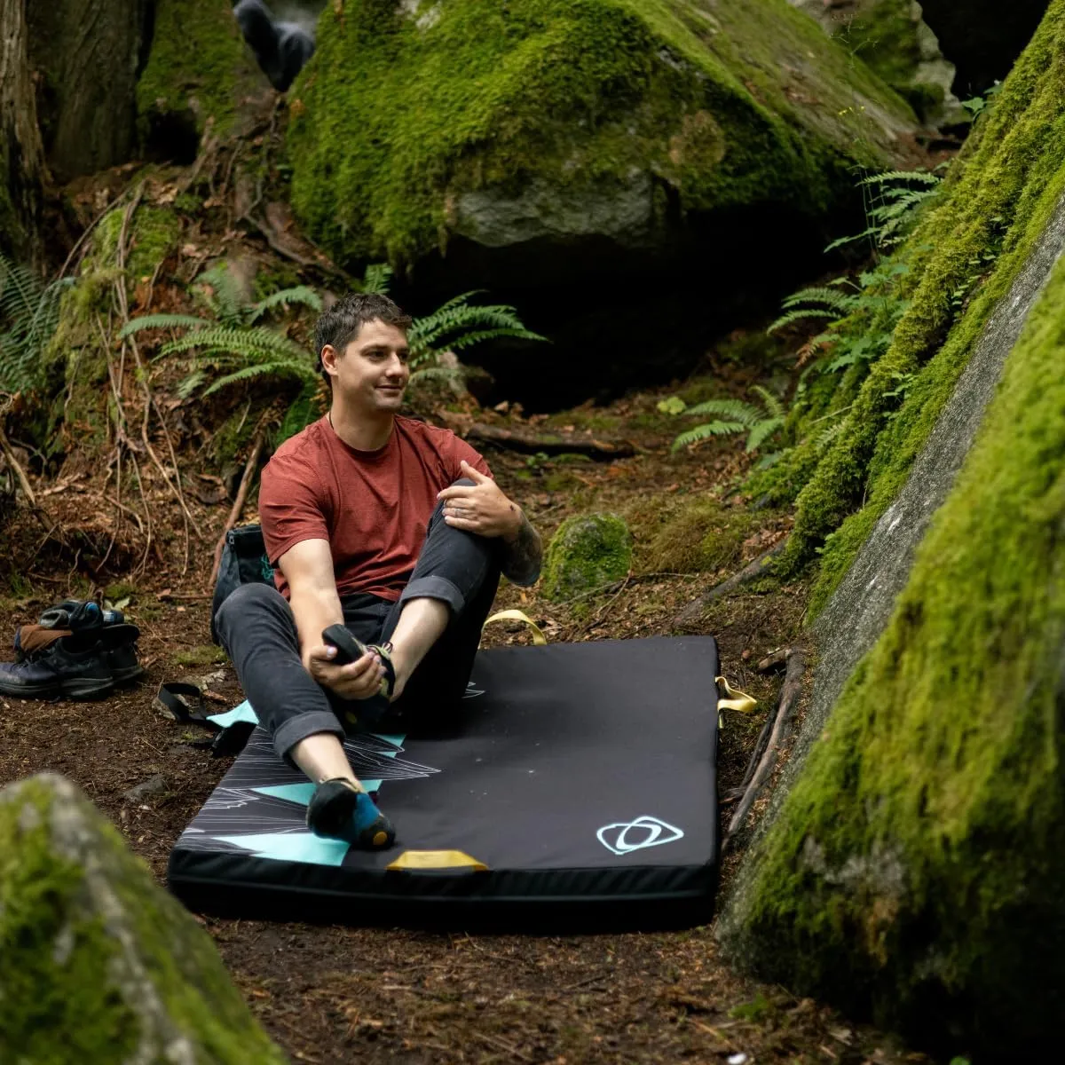 Asana Hero Bouldering Crash Pad - Deluxe Suspension, Triple Layer Dual Density Foam Structure, Heavy Duty 1680 Ballistics Nylon Shell - Suspension System for Easy Transport (48x36x4 Inches)