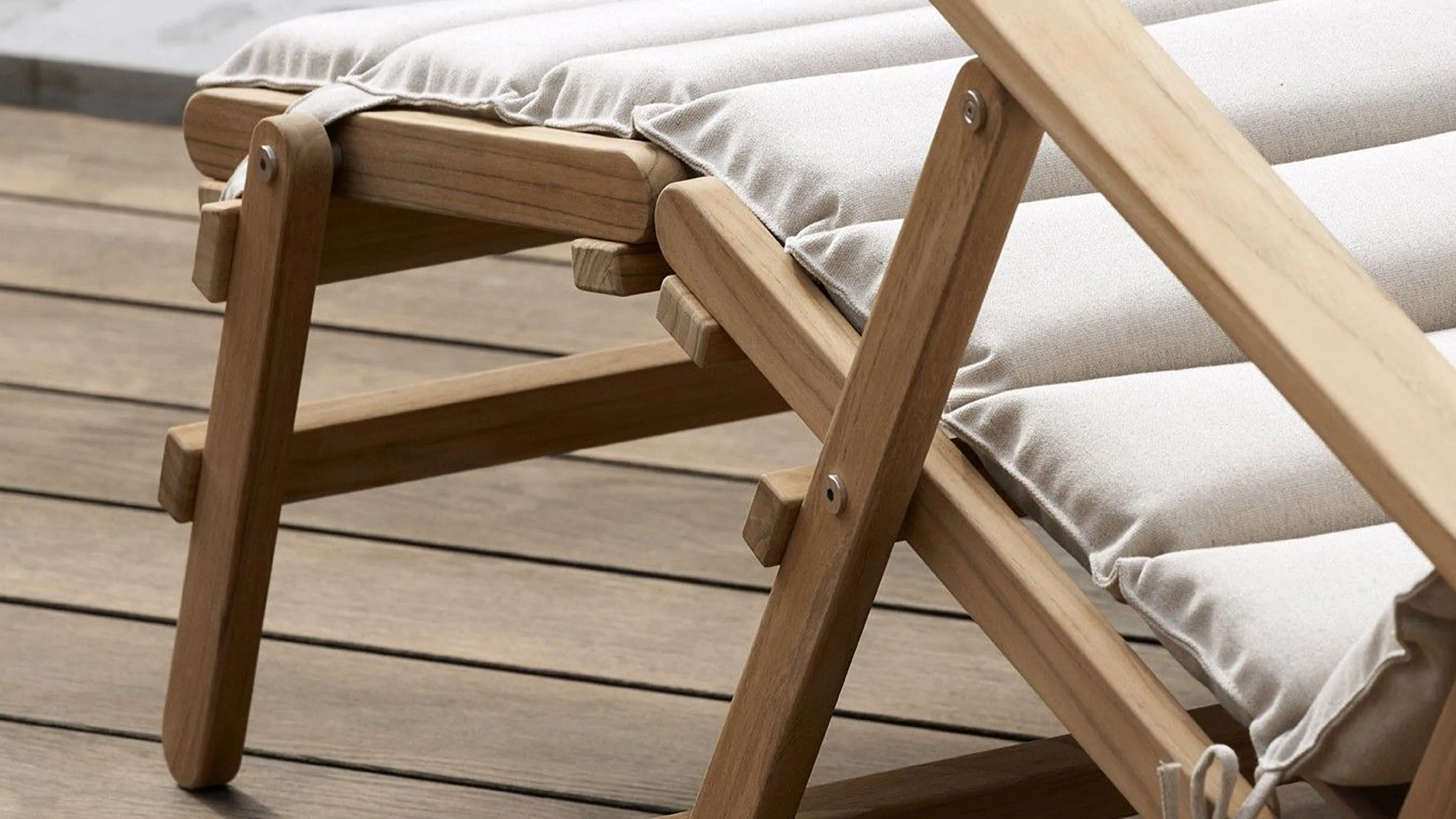 BM5568 Deck Chair with Footrest & Cushion