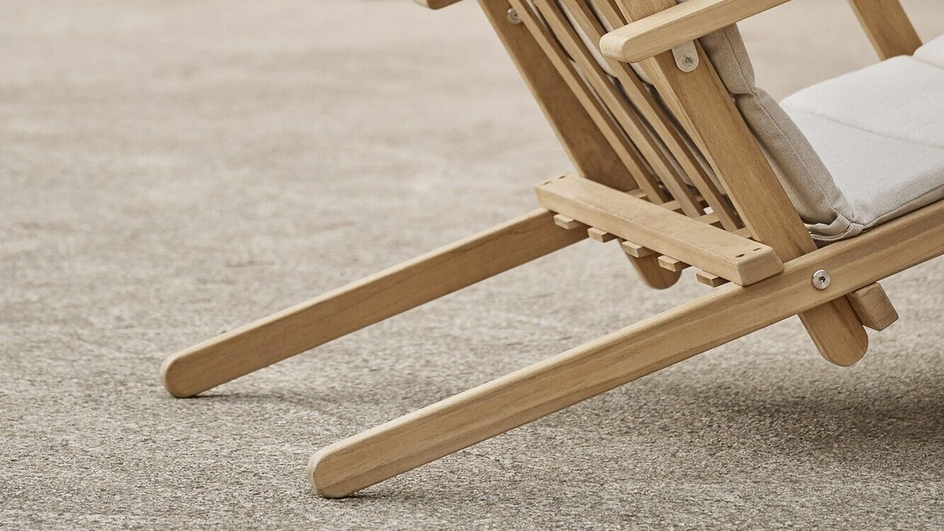 BM5568 Deck Chair with Footrest & Cushion