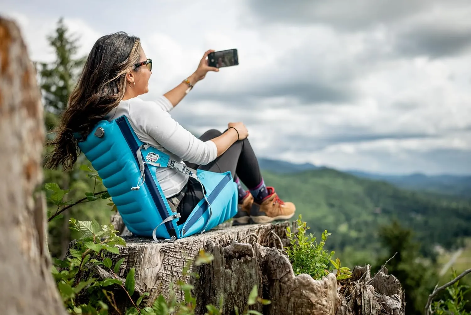 Crazy Creek Inflatable AirCliner Original Chair for Camping, Backpacking, Beaches, Comfort on All Terrains, Adjustable Straps, Compact Design, Dual Purpose, Chair and Pad in one, Big Sky Blue