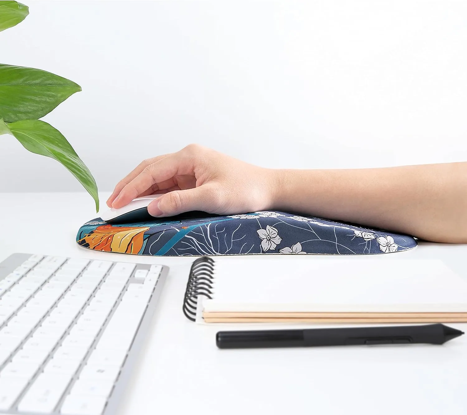 hueilm Ergonomic Mouse Pad Wrist Support,Pain Relief Mouse Pad with Wrist Rest,Entire Memory Foam Mouse Pad with Non-Slip PU Base,Comfortable Mousepad Perfect for Office & Home, 1PCS（Green Leaf）
