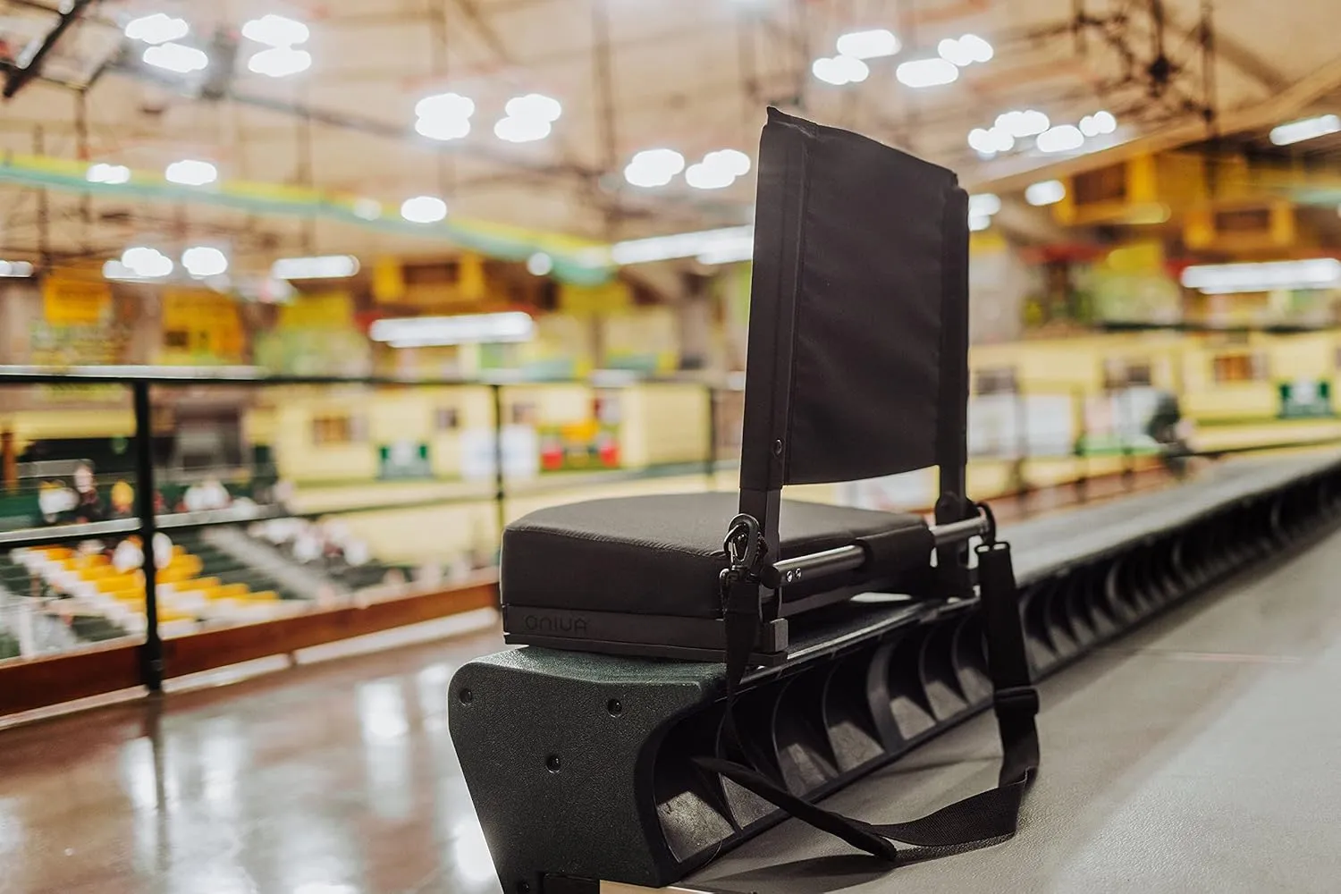 PICNIC TIME NCAA Georgia Bulldogs Gridiron Stadium Seat, Lightweight, Portable Folding Chair for Bleachers and Benches, (Black)
